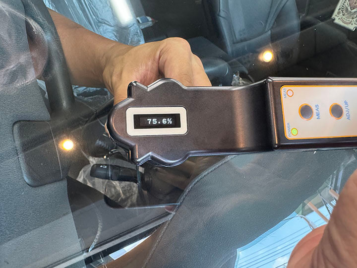 令和5年ランドクルーザーのカーフィルム施工前内側のリアガラス
